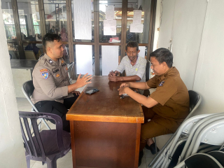 Bhabinkamtibmas Wonokusumo Sambang Warga Sampaikan Pesan Kamtibmas di Kantor Kelurahan