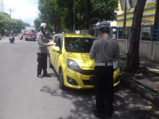 Teguran Presisi Ops Keselamatan 2026, Unit Lantas Polsek Pabean Cantikan Tertibkan Pengguna Jalan di Sekitar Stasiun Kota