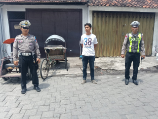 Patroli Kamtibmas Polsek Semampir Antisipasi Parkir Liar dan Gangguan Keamanan di Jalan Petukangan