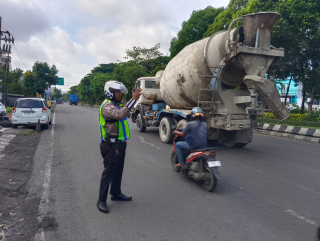 Patroli, Pengaturan, dan Pemantauan Arus Lalu Lintas Satlantas Polres Pelabuhan Tanjung Perak Wujudkan Kamseltibcarlantas di Sejumlah Titik Strategis