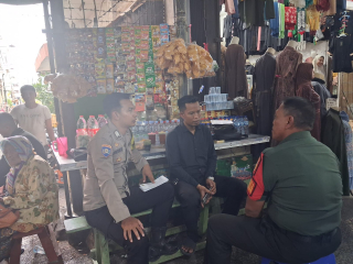 Bhabinkamtibmas Ampel Bersama Babinsa Gelar Cangkrukan dan Dialogis Sampaikan Pesan Kamtibmas kepada Warga