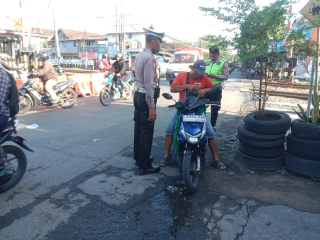 Anggota Lalu Lintas Polsek Asemrowo Laksanakan Teguran Pelanggaran Kasat Mata dalam Operasi Keselamatan Semeru 2026 di Jalan Tambak Mayor