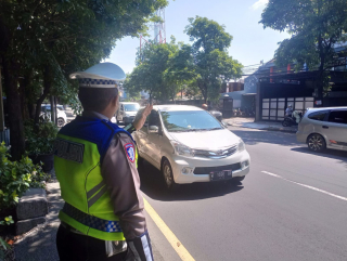 Patroli dan Pengaturan Lalu Lintas Satlantas Polres Pelabuhan Tanjung Perak Pastikan Kelancaran Arus Kendaraan di Sejumlah Titik Rawan