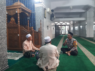 Bhabinkamtibmas Polsek Krembangan Laksanakan Jumat Darling di Masjid Miftahul Khoir untuk Perkuat Kerukunan dan Harkamtibmas