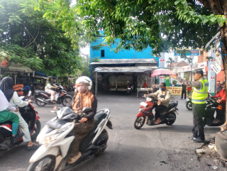 Personel Bhabinkamtibmas Polsek Kenjeran Intensifkan Pos Awal di Pertigaan Jalan Nambangan Antisipasi Kerawanan Lalu Lintas dan 3C