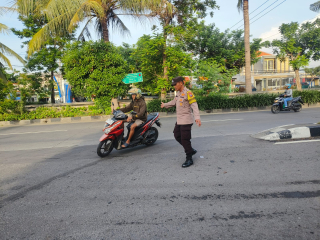 Personel Bhabinkamtibmas Polsek Kenjeran Laksanakan Pos Awal di Pertigaan Jalan Nambangan untuk Jaga Kelancaran Aktivitas Pagi