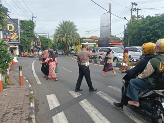 Personel Polsek Semampir Laksanakan Pos Awal di TL Karang Tembok untuk Jaga Kelancaran dan Keselamatan Lalu Lintas