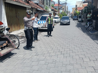 Patroli Polsek Semampir Antisipasi Parkir Liar dan Kerawanan 3C di Jalan Petukangan