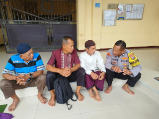 Bhabinkamtibmas Takal Kedinding Silaturahmi dengan Pengurus Masjid, Sampaikan Imbauan Antisipasi Curanmor