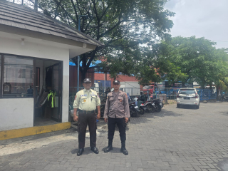 Personel Polsek Asemrowo Laksanakan Patroli Dialogis di Pergudangan Kalianak Permai