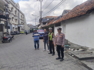 Patroli Kamtibmas Polsek Semampir Antisipasi Parkir Liar dan Gangguan Kamtibmas di Jalan Petukangan