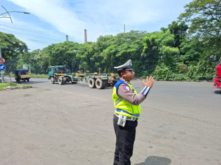 Satlantas Polres Pelabuhan Tanjung Perak Intensifkan Patroli dan Pengaturan Lalu Lintas di Sejumlah Titik Rawan Kepadatan