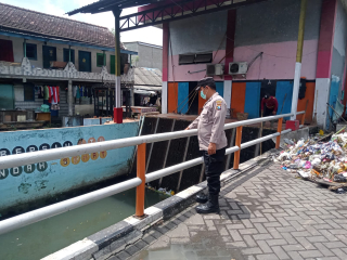 Patroli Polsek Krembangan di Jalan Tanjung Sadari Pastikan Situasi Kamtibmas Aman dan Debit Air Normal