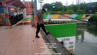 Patroli Pemantauan Pintu Air Balong II Polsek Asemrowo Pastikan Debit Air dalam Kondisi Normal