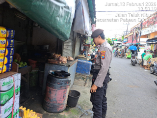 Patroli Unit Pam Obvit Sat Samapta Polres Pelabuhan Tanjung Perak Jaga Keamanan dan Kenyamanan di Pasar Kilometer