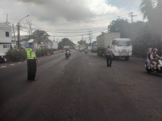 Personel Polsek Krembangan siaga atur lalu lintas di pertigaan Mbah Ratu antisipasi kepadatan menuju Jalan Kalianak