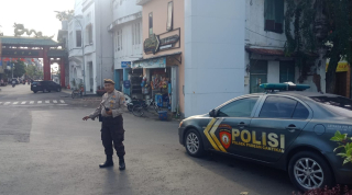 Patroli Lalu Lintas Polsek Pabean Cantikan Cegah Kendaraan Lawan Arus dan Antisipasi Kerawanan 3C di Jalan Kembang Jepun
