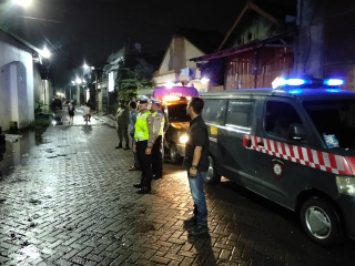 Patroli Blue Light Polsek Krembangan Sampaikan Himbauan Harkamtibmas Kepada Security Perumahan