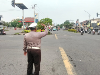 Pelayanan Pagi Polsek Krembangan Di Simpang TL Mbah Ratu Antisipasi Kemacetan Dan Kerawanan 3C