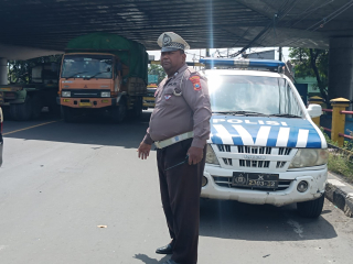 Polsek Krembangan Lakukan Patroli Dan Pemantauan Lalu Lintas Di Bawah Jembatan Tol Gadukan