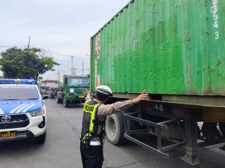 Satlantas Polres Pelabuhan Tanjung Perak Urai Kemacetan di Depan Depo Spill dan Depo Tembaga