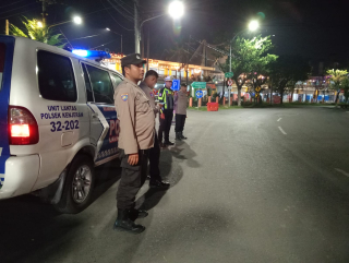 Personil Polsek Kenjeran Gelar Patroli Malam Dialogis Antisipasi Tawuran Dan 3C