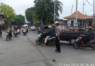 Personil Polsek Asemrowo laksanakan pelayanan pagi di perlintasan KA Jalan Tambak Mayor