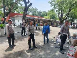 Polres Pelabuhan Tanjung Perak Intensifkan Pengamanan di Wisata Pantai Kenjeran Selama Lebaran.