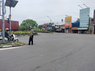 Personil Polsek Krembangan Laksanakan Pelayanan Pengaturan Lalu Lintas Di Simpang Tiga Mbah Ratu