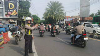 Patroli Dan Penindakan Pelanggaran Rambu Lalu Lintas Digelar Di Kalianak Dan Karang Tembok