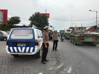 Polsek Krembangan Pantau Arus Lalu Lintas Di Jalan Kalianak Antisipasi Kemacetan
