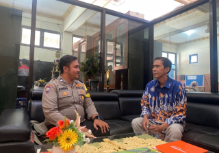 Bhabinkamtibmas Wonokusumo Perkuat Sinergi Dengan Pihak Sekolah Melalui Sambang Dan Himbauan Kamtibmas Kepada Guru