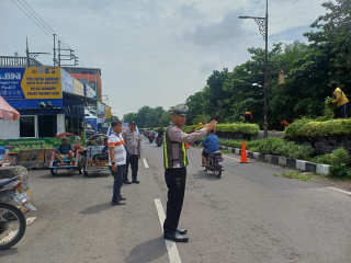 Patroli Kamtibmas Polsek Semampir di Kawasan Wisata Religi Sunan Ampel Antisipasi Parkir Liar dan Kerawanan 3C