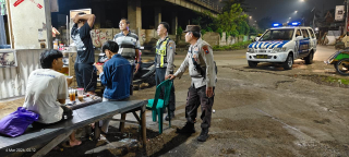 Patroli Dialogis Polsek Asemrowo Berikan Himbauan Kamtibmas Kepada Remaja Di Jalan Tambak Mayor