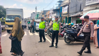 Patroli Harkamtibmas Polsek Semampir Amankan Aktivitas Peziarah Di Kawasan Wisata Religi Sunan Ampel