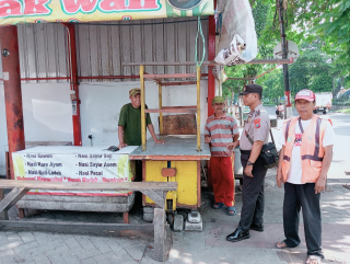 Personil Polsek Krembangan Laksanakan Patroli Dialogis di Pertokoan Alfamidi Jalan Raya Demak
