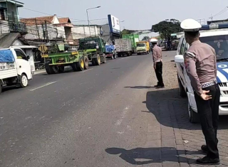 Personil Polsek Krembangan Laksanakan Pemantauan Arus Lalin di Jalan Kalianak Antisipasi Kepadatan Kendaraan