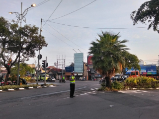 Personil Polsek Krembangan Laksanakan Pelayanan Pagi Patroli Lalu Lintas di Pertigaan Mbah Ratu
