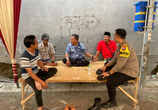 Bhabinkamtibmas Wonokusumo Laksanakan Sambang Dialogis dengan Ketua RW 05 Sampaikan Pesan Kamtibmas kepada Warga