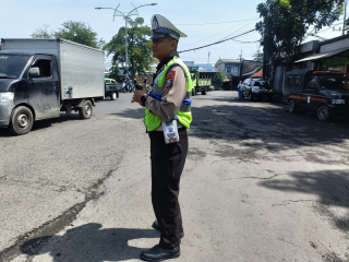 Satlantas Polres Pelabuhan Tanjung Perak Laksanakan Patroli dan Pengaturan Arus Lalu Lintas di Sejumlah Titik Strategis