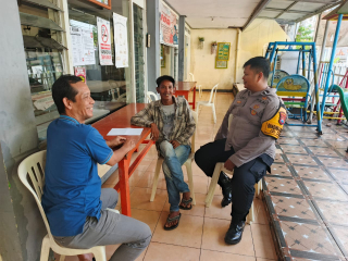 Bhabinkamtibmas Pegirian Laksanakan Sambang kepada Ketua RW 8 di Jalan Tenggumung Baru Sampaikan Pesan Kamtibmas