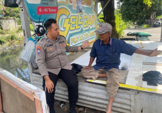 Bhabinkamtibmas Wonokusumo Laksanakan Sambang Dialogis kepada Warga di Jalan Mrutu Kalianyar