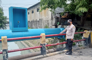 Personil Polsek Krembangan Laksanakan Patroli Antisipasi 3C dan Pengecekan Pompa Air di Jalan Demak
