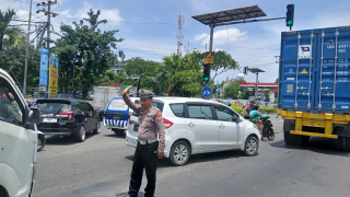 Personil Polsek Krembangan Laksanakan Pengaturan dan Patroli Lalu Lintas di Pertigaan Mbah Ratu Antisipasi Kepadatan Arus Kendaraan