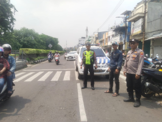 Personil Polsek Semampir Laksanakan Patroli Kamtibmas di Pintu Masuk Wisata Religi Sunan Ampel Antisipasi Parkir Liar dan Kerawanan 3C