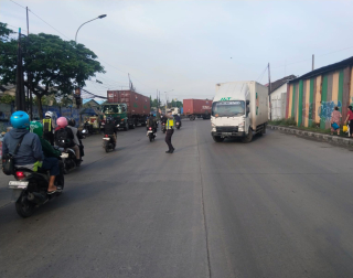 Satlantas Polres Pelabuhan Tanjung Perak Laksanakan Patroli dan Penindakan Pelanggaran Rambu Larangan di Jalan Kalianak dan TL Karang Tembok