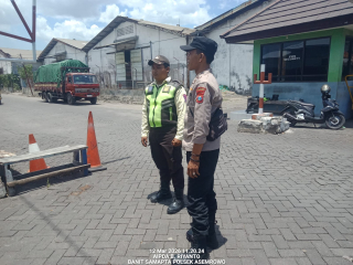 Personel Polsek Asemrowo Laksanakan Patroli Dialogis dan Pemantauan di Kawasan Pergudangan Kalianak Barat Antisipasi Kejahatan 3C
