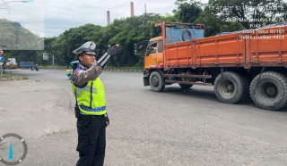 Satlantas Polres Pelabuhan Tanjung Perak Laksanakan Patroli dan Pemantauan Arus Lalu Lintas di Sejumlah Titik Wilayah