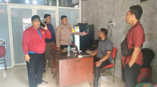 Bhabinkamtibmas Dupak Laksanakan Sambang Warga di Balai RW 03 Sampaikan Pesan Kamtibmas