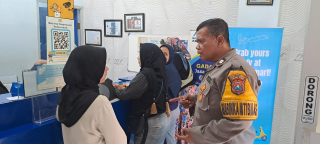 Bhabinkamtibmas Krembangan Utara Berikan Himbauan Kamtibmas kepada Warga di Sekitar Pegadaian Jalan Kebalen Timur